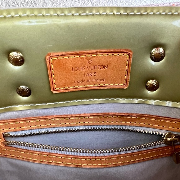 RESERVED LOUIS VUITTON Vernis Reade PM Perle
Monogram Patent Leather Tote - Picture 3 of 9